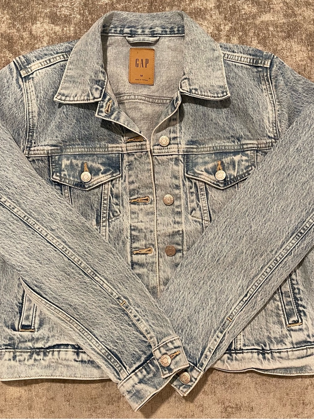 GAP Light Wash Denim Jacket Size Medium Classic Trucker Jacket